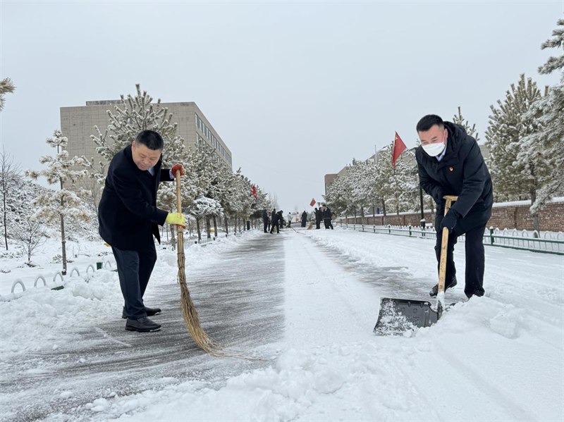 以雪为令 全员出动——神木分公司开展扫雪初冰活动2.png
